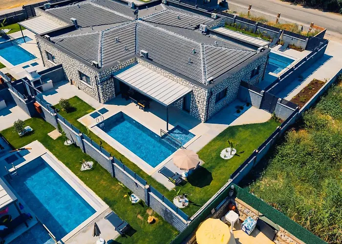 Zora Beyaz Tas Villalari *